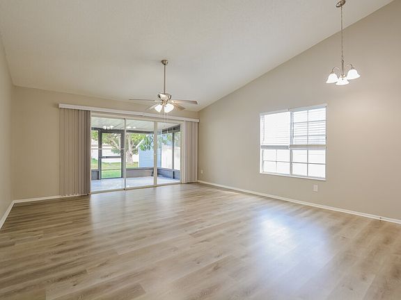 4th image of 536 Harvard Pl