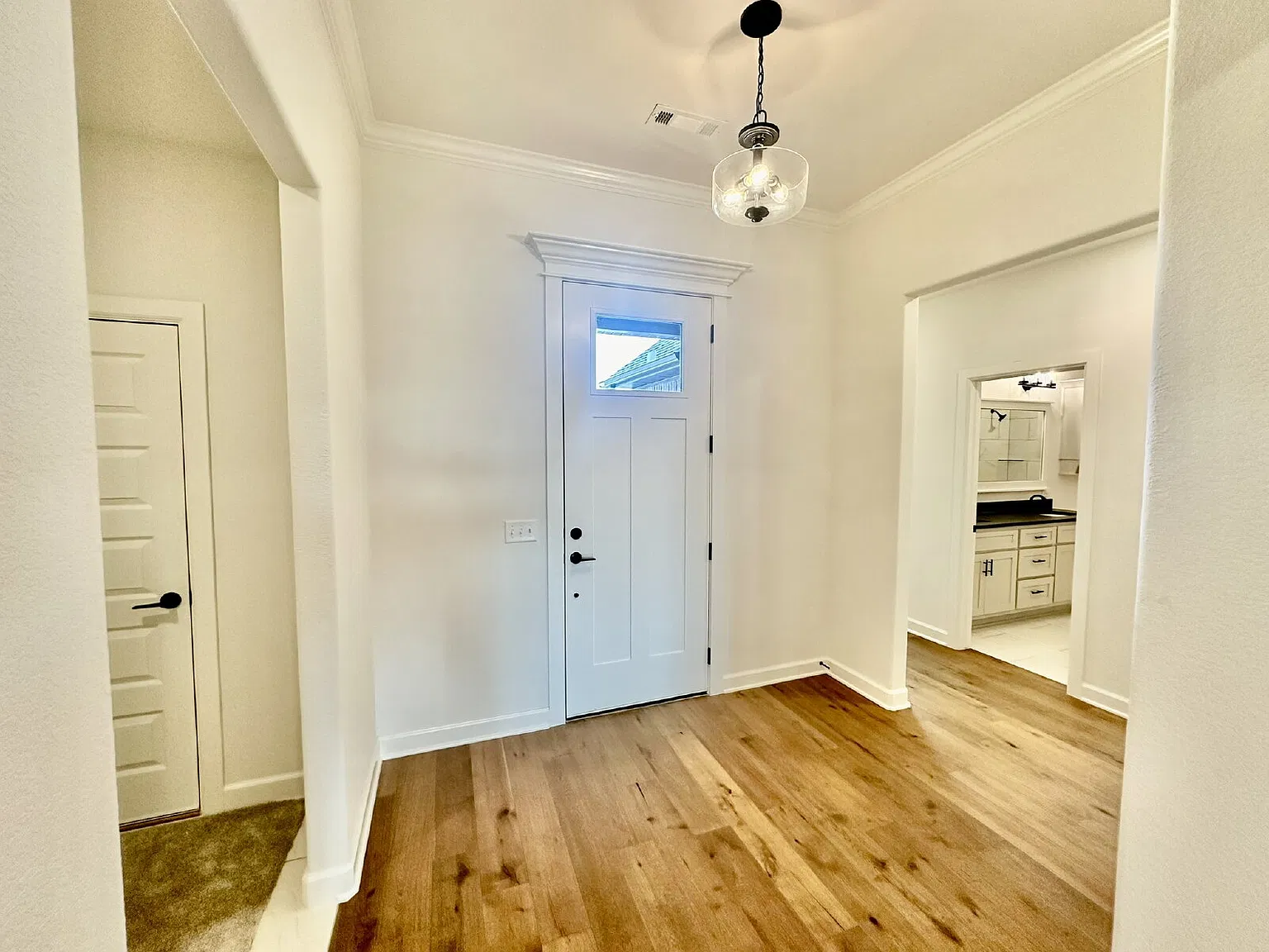 3 bed, 2.0 bath, 2161 sqft, $2,400 — Photo 2