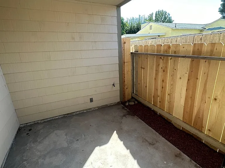 455 E St #4 — Photo 3