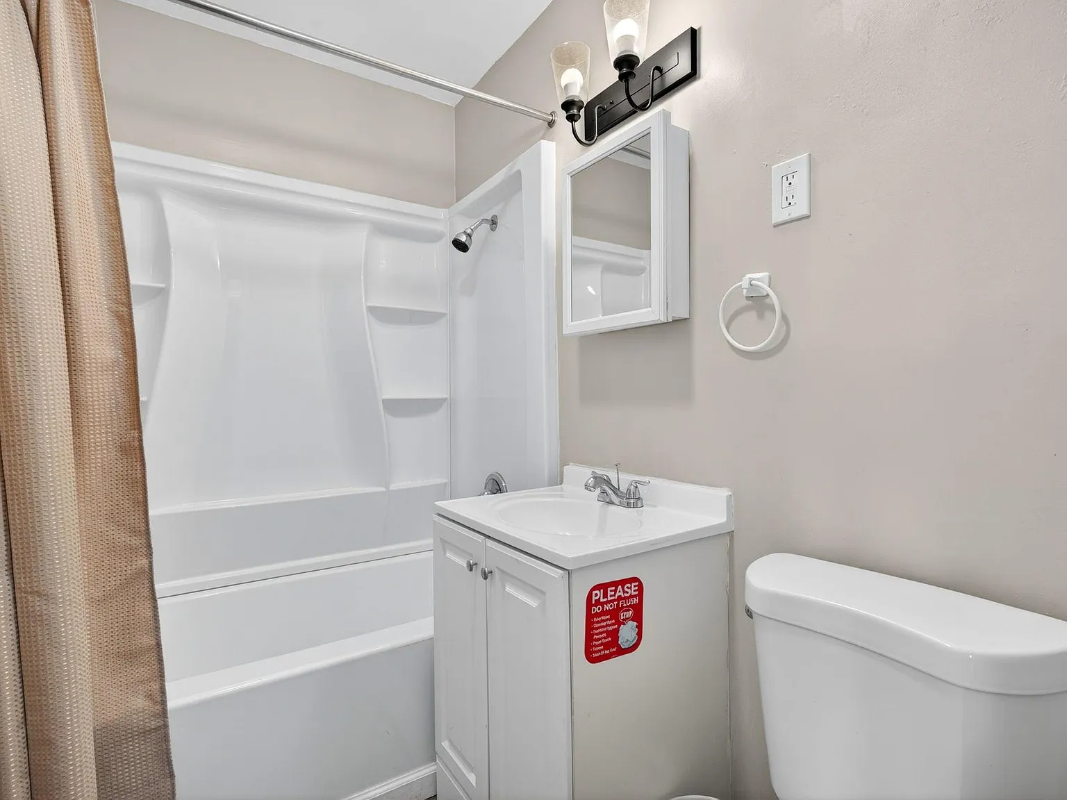4 bed, 2.0 bath, 1600 sqft, $776 — Photo 2