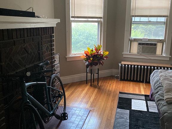 4th image of 37 W Erie St #1