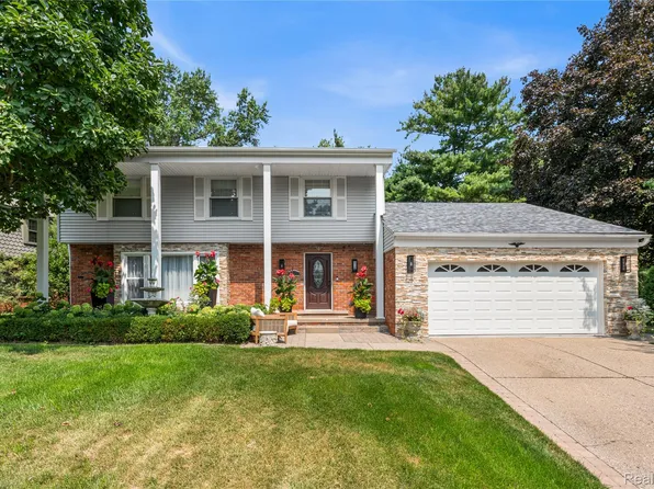3325 Newgate Dr, Troy, MI 48084