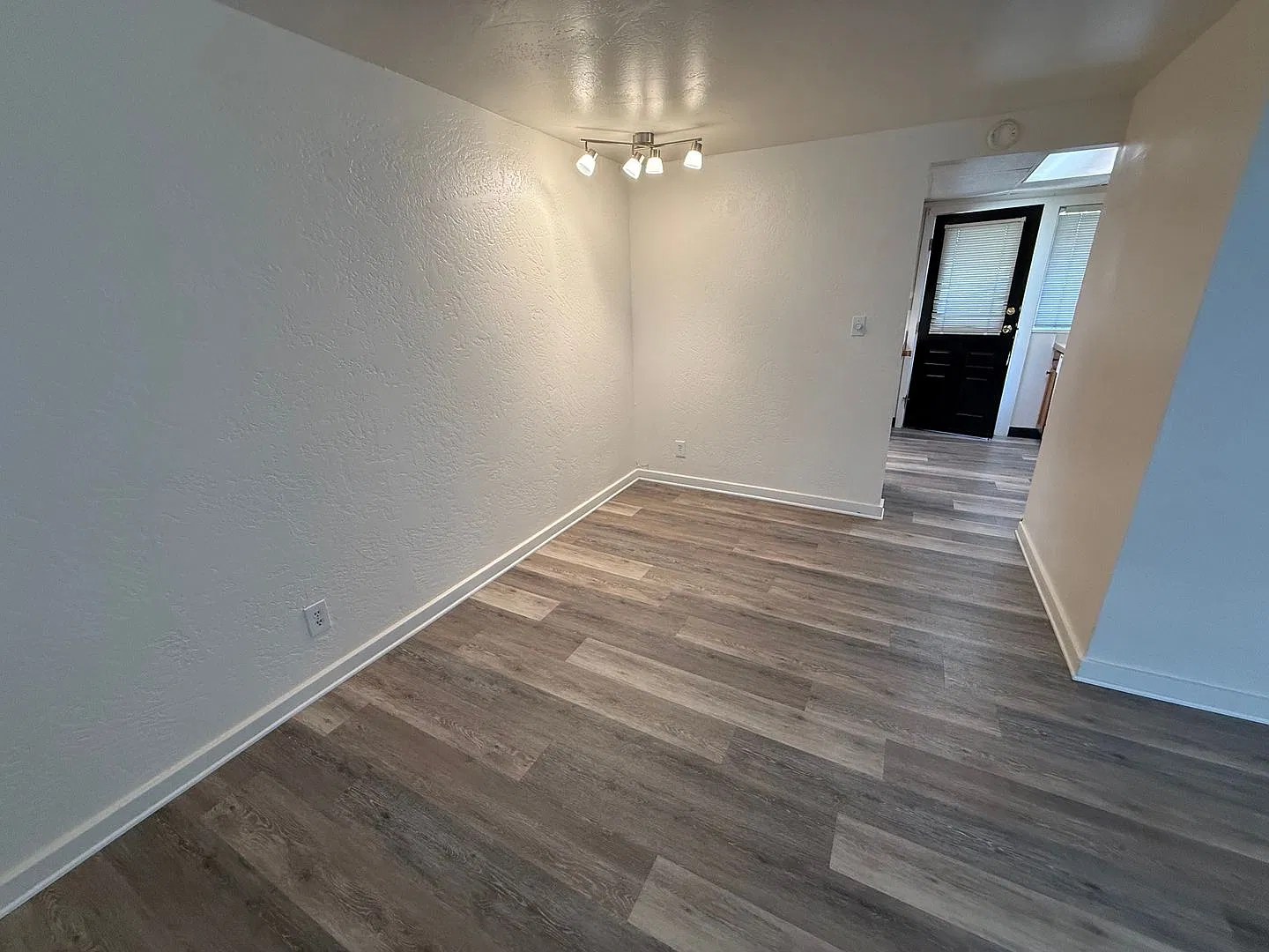 1752 W 11th Ave - SG50/50 — Photo 3