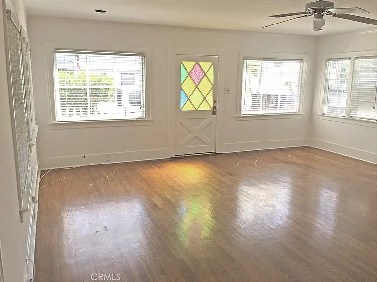 1085 Loma Dr — Photo 2