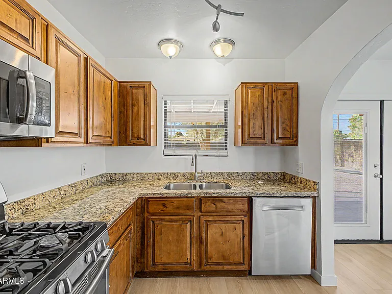 156 W Highland Ave — Photo 6