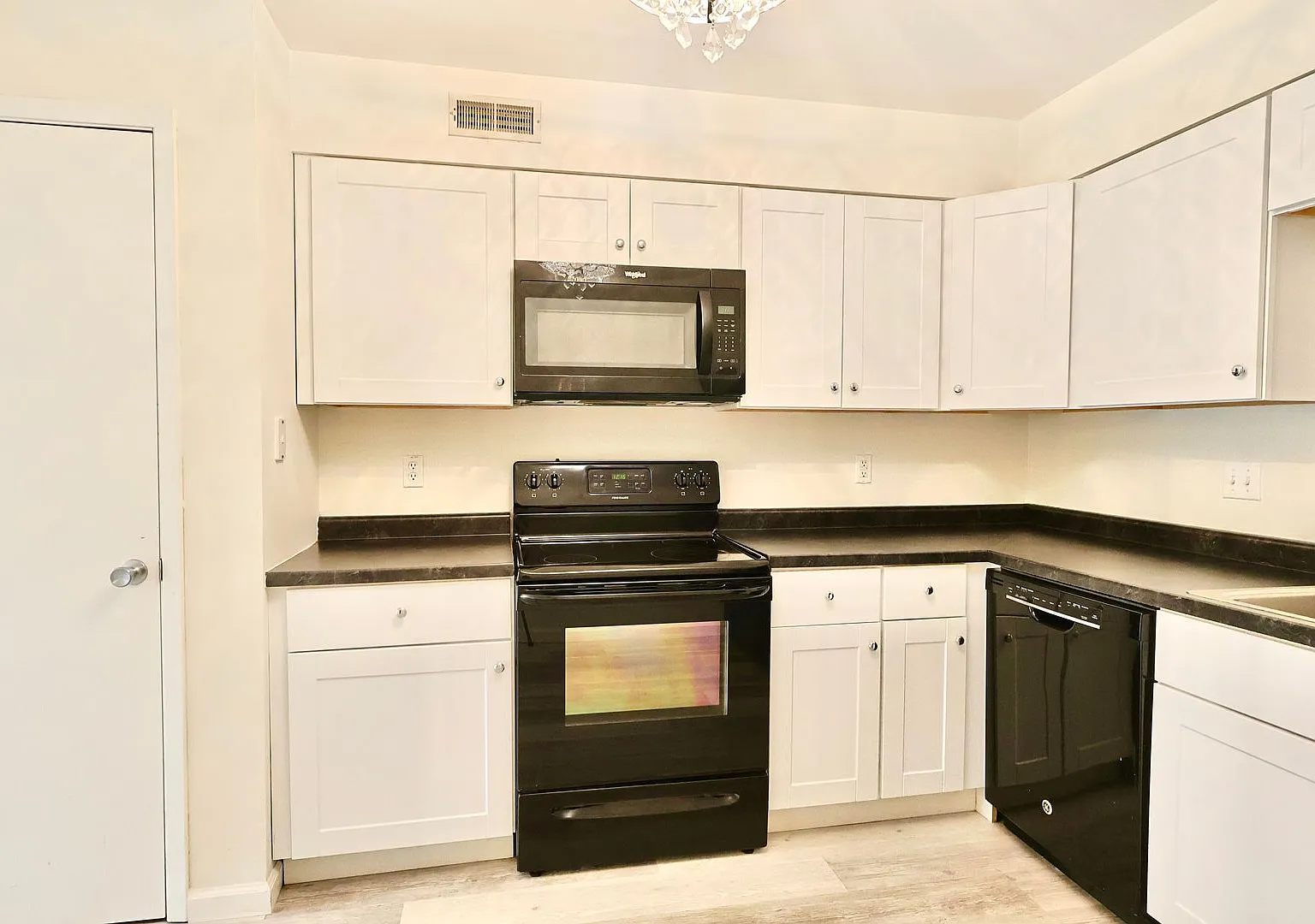 Updated 2 Bed 2 Bath with Community Pool — Photo 4
