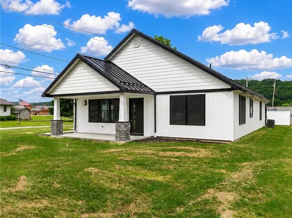 1545 Roanoke Ave, Uhrichsville, OH 44683