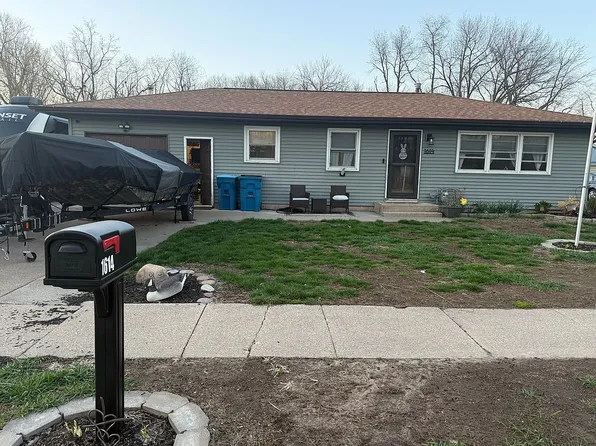 1614 3rd St, Camanche, IA 52730