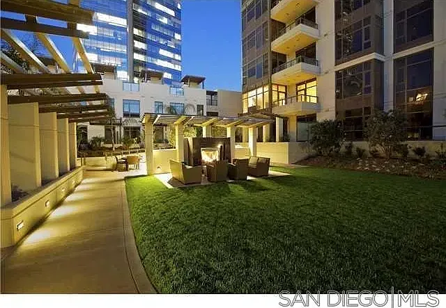 700 W East St #1303 — Photo 18