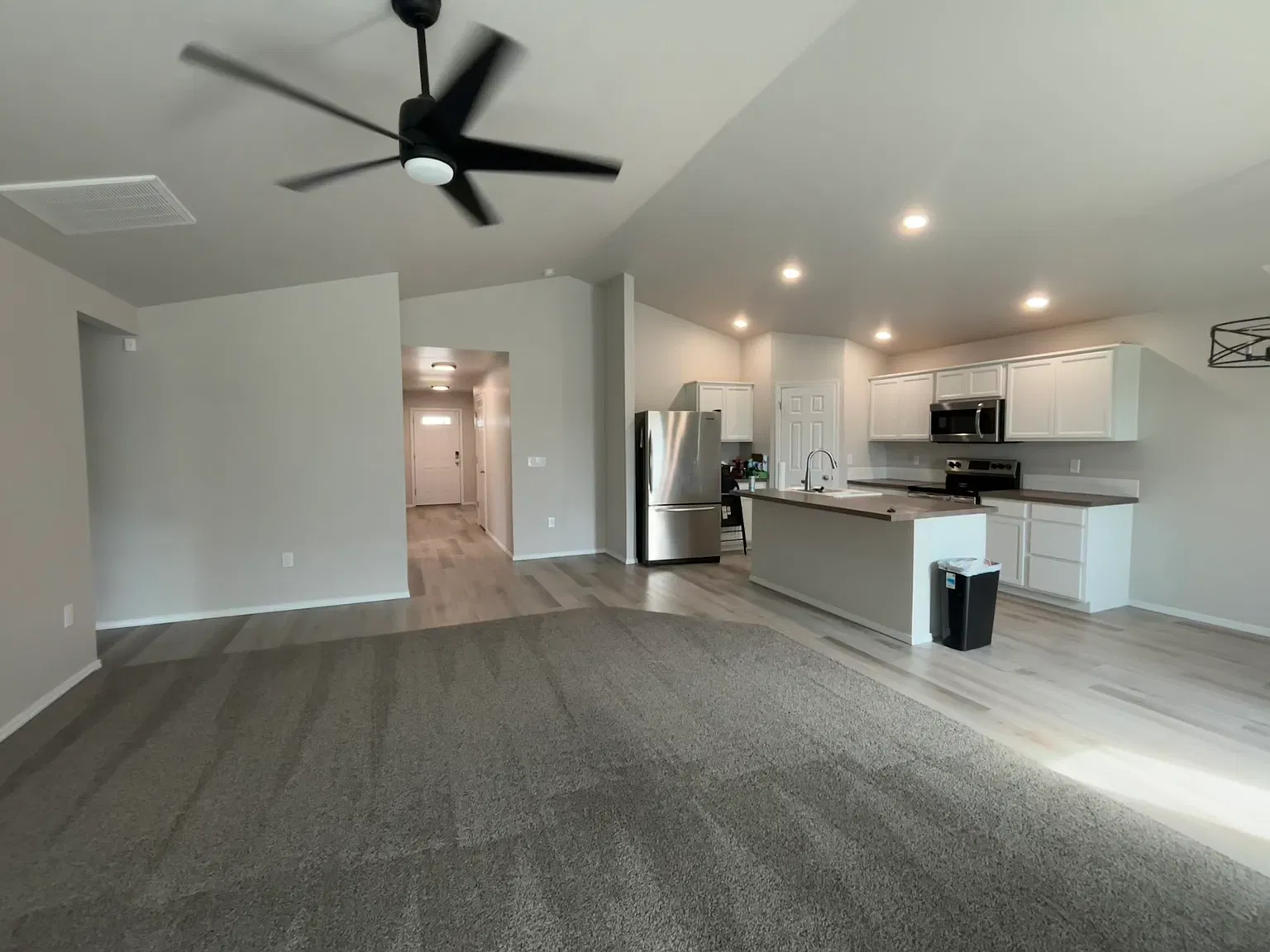 4 bed, 1694 sqft, $2,400 — Photo 2