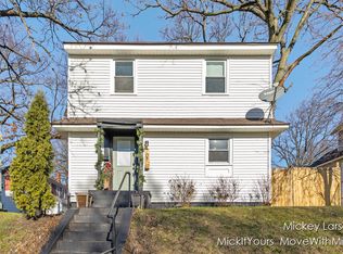 707 Oakdale St SE, Grand Rapids, MI 49507