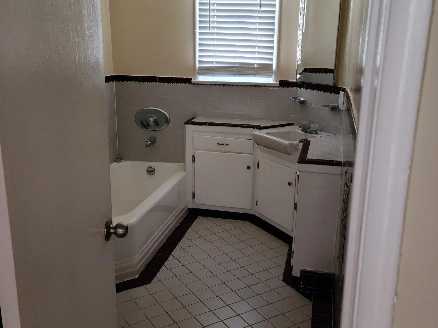 1745 N Kingsley Dr — Photo 2