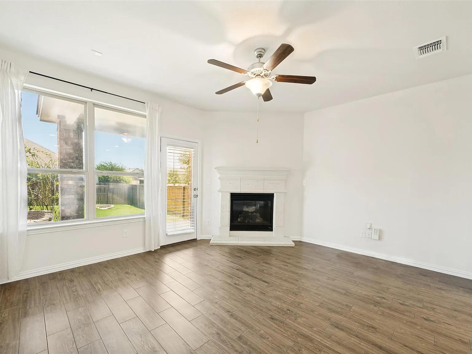 4 bed, 2.5 bath, 2260 sqft, $2,500 — Photo 3