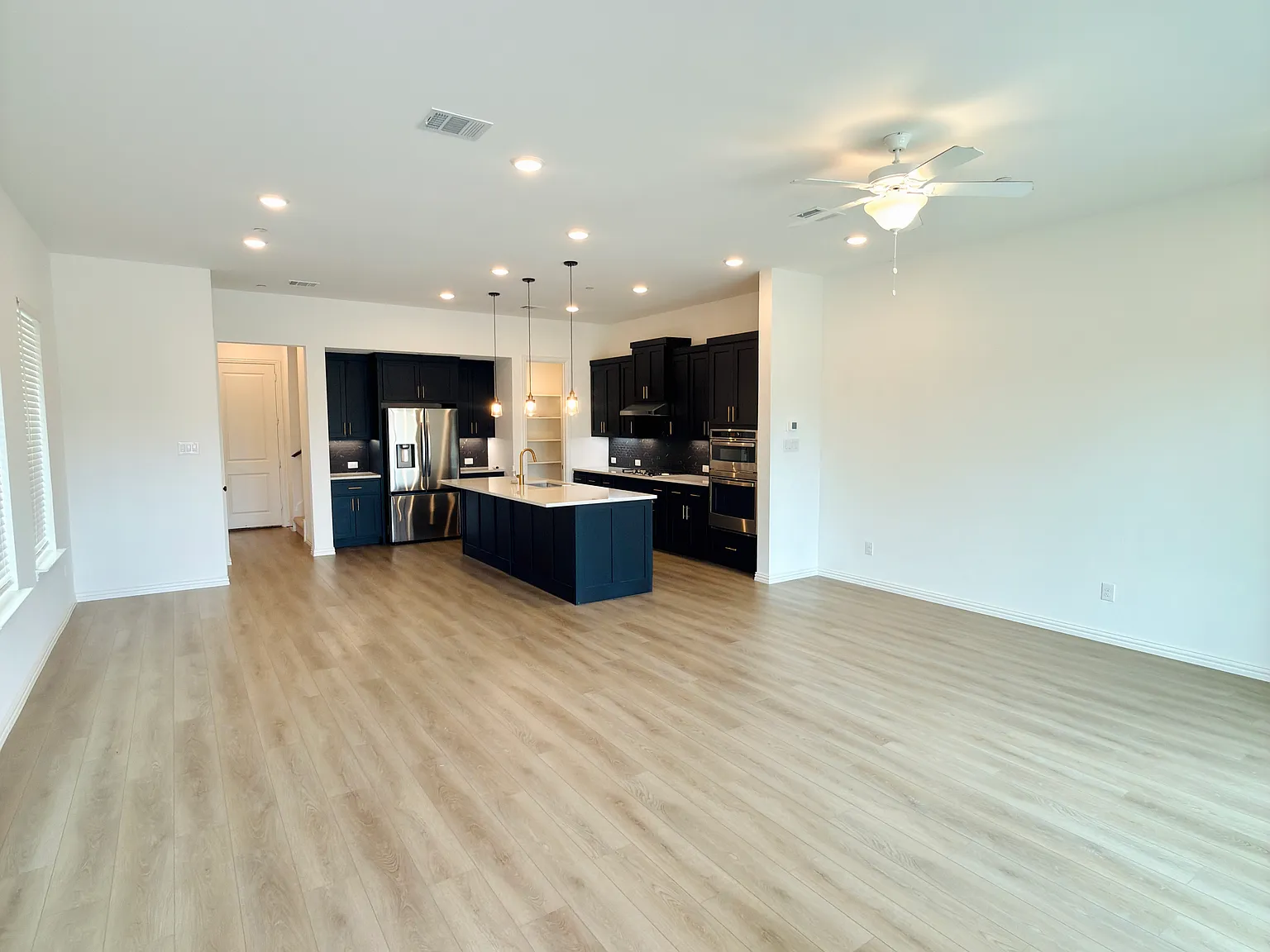 3 bed, 2057 sqft, $2,900 — Photo 3