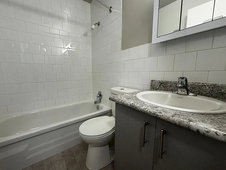 1219 Dundas St W — Photo 23