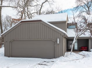 739 Old Barn Rd, Lake Barrington, IL 60010