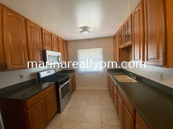 3rd image of 852 Sheridan St