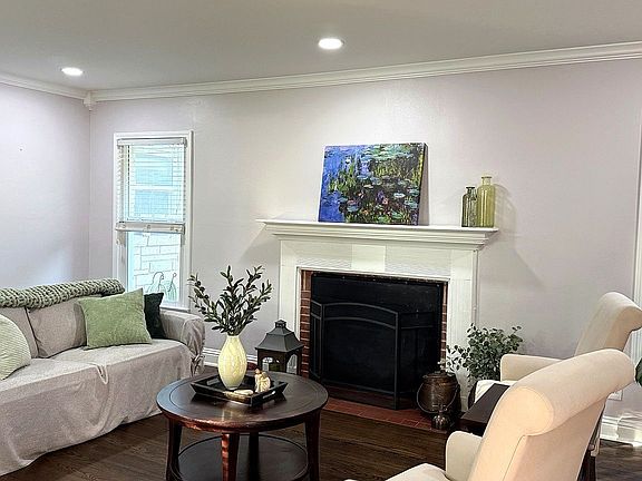 2nd image of 2112 Barberry Dr