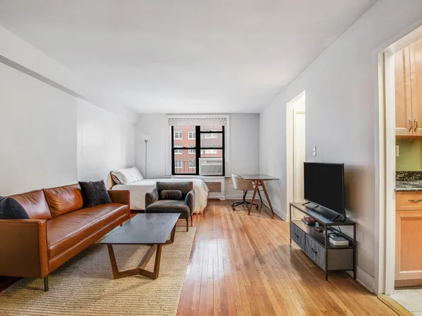 305 East 72nd Street image 2 of 9