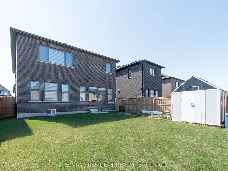 142 Prince Charles Cres — Photo 33