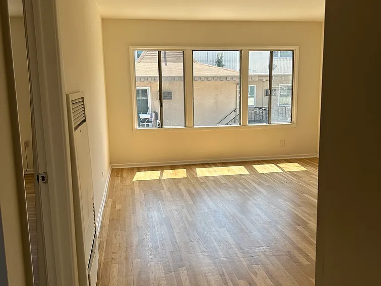 Rowena Ave — Photo 21