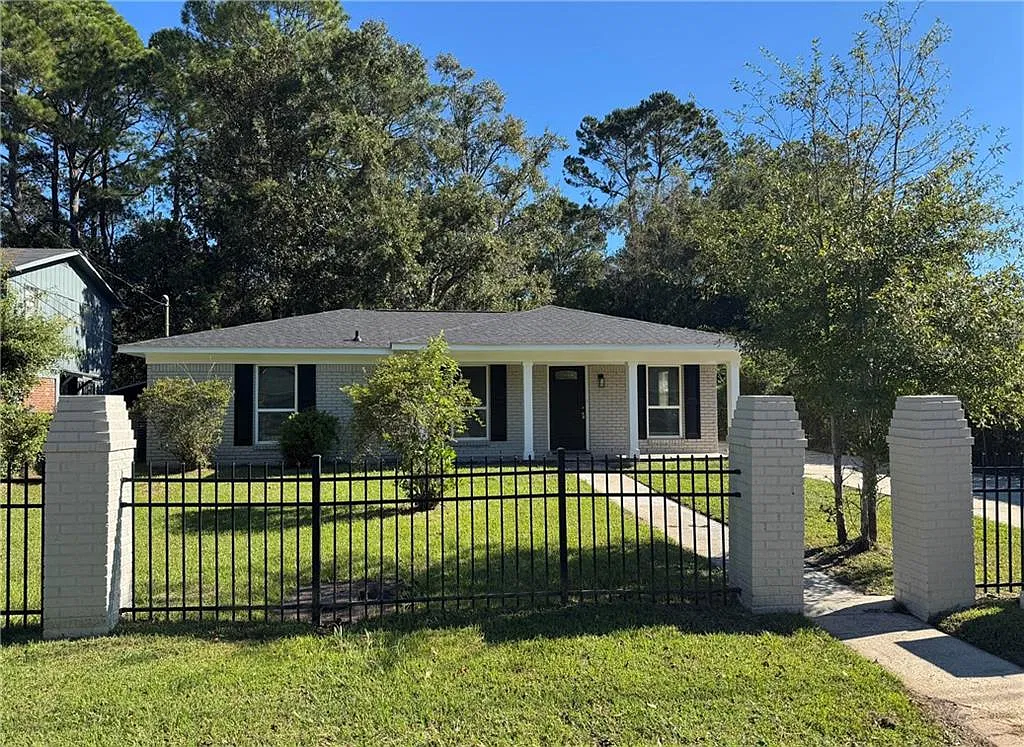 3 bed, 1.5 bath, 1243 sqft, $1,250 — Photo 1
