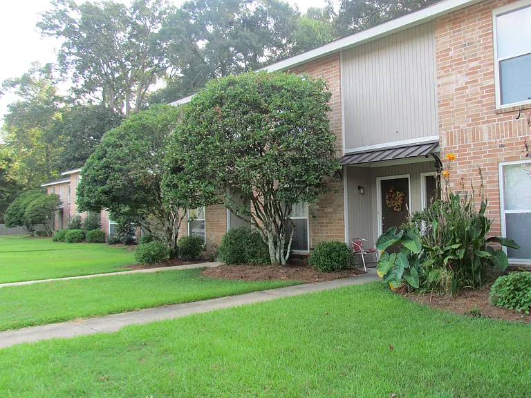 16161 Tiger Bend Rd — Photo 2