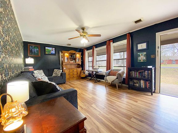 4th image of 806 Main St