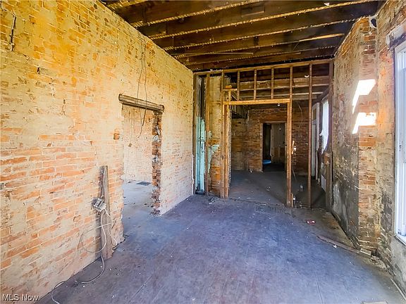 5th image of 230 N 6th St