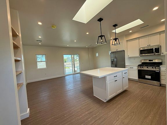 Living room 260sf, Kitchen 200sf