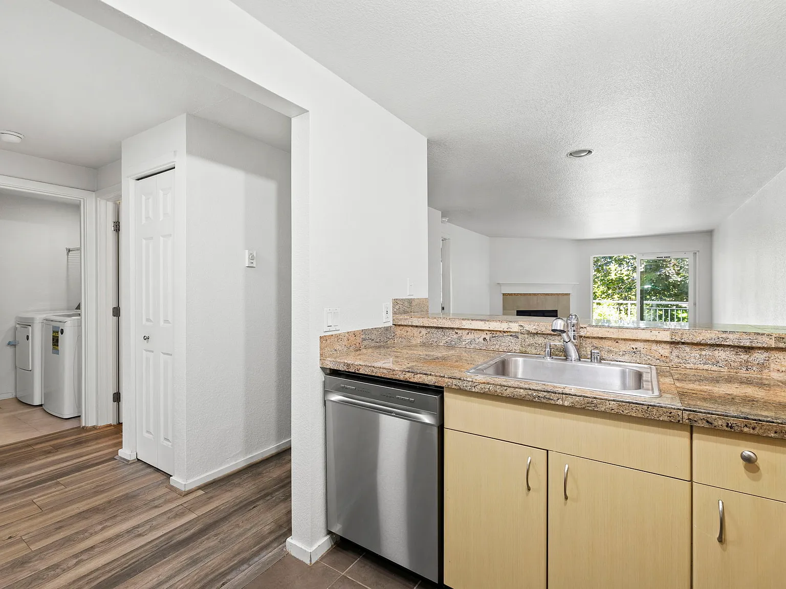 2 bed, 863 sqft, $2,400 — Photo 4