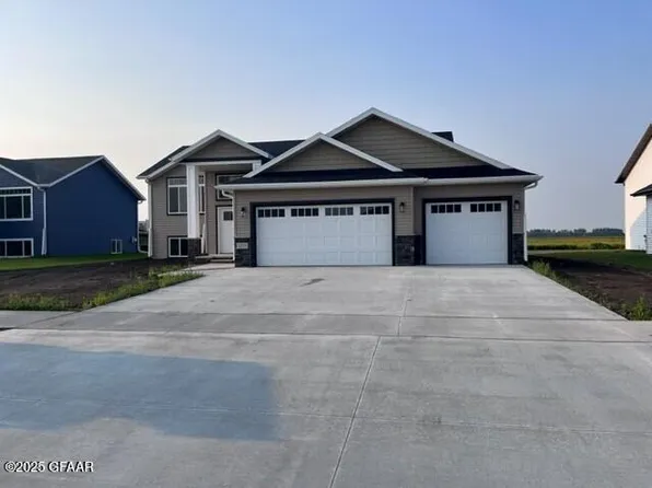 3219 45th Ave S, Grand Forks, ND 58201