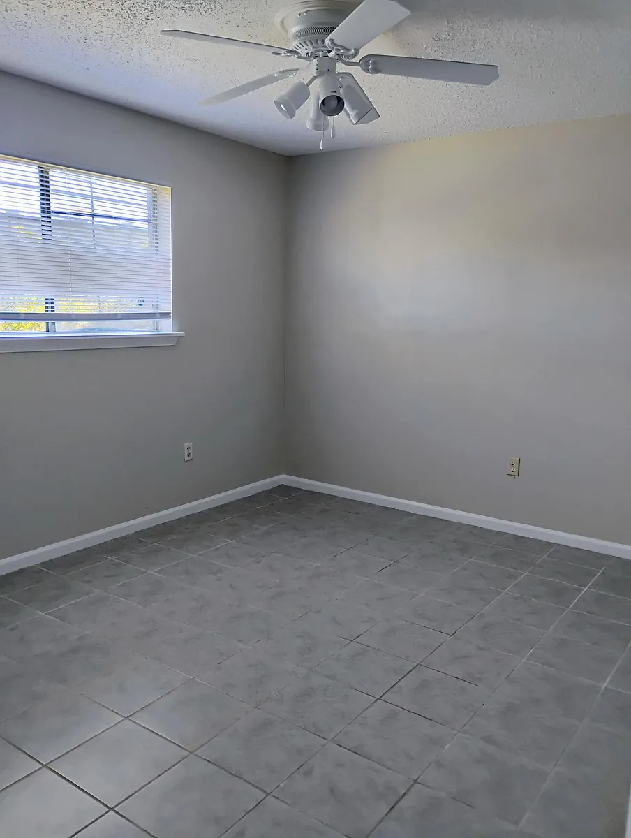 Building Photo - 1724 Cedar Lake Dr #C