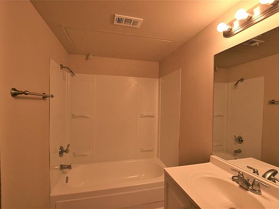 3rd image of 701 Oakwood Ln APT 15