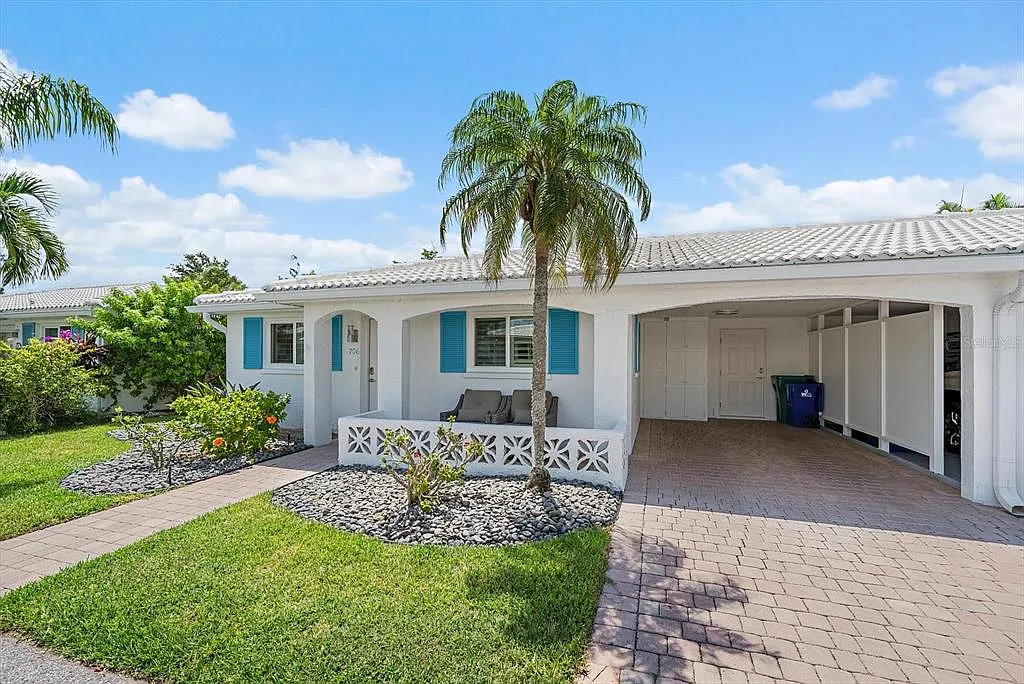 2 bed, 2.0 bath, 1423 sqft, $4,000 — Photo 3