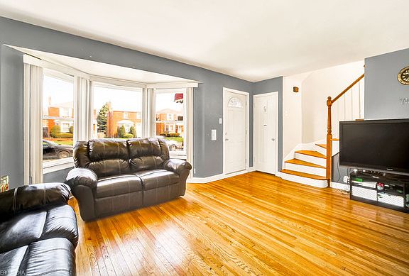 2nd image of 3904 Gladys Ave