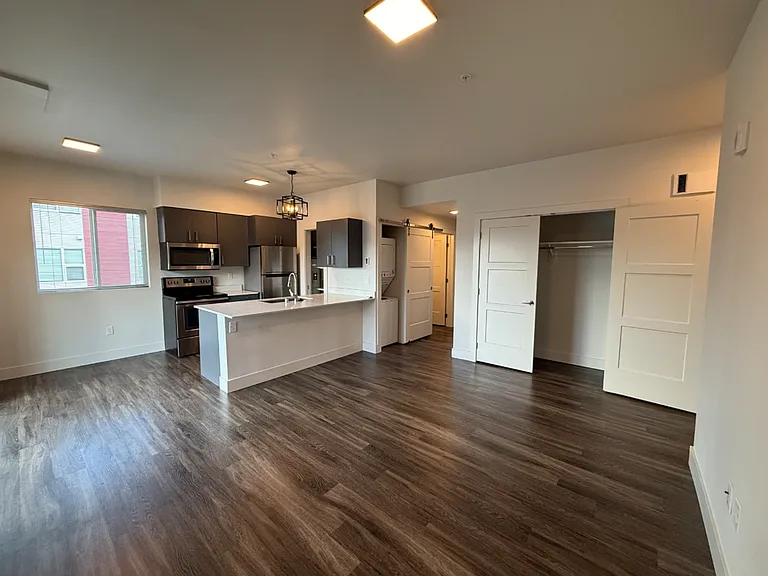 Thirty First Place Apartments — Photo 10