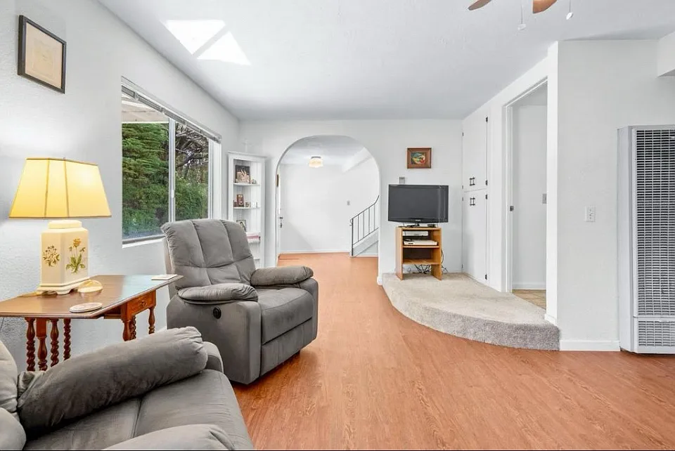 2 bed, 1.5 bath, 1250 sqft, $3,700 — Photo 4