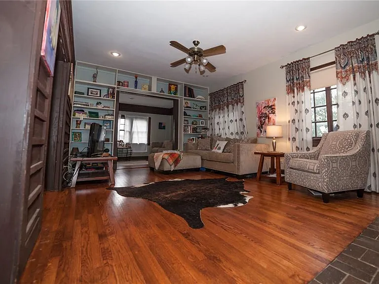 4038 Roswell St — Photo 3
