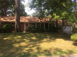 35 Old Brick Rd, Roslyn Heights, NY 11577