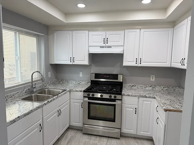 2255 E Sunrise Ln #B — Photo 9