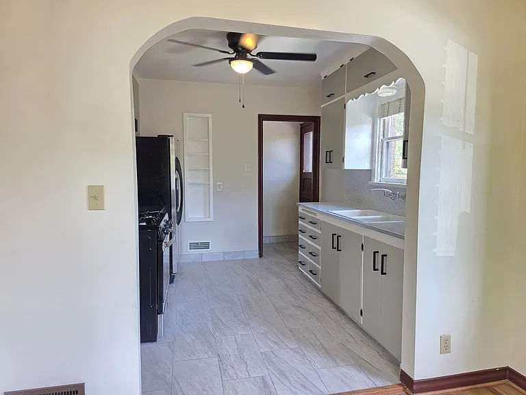 211 E Maple St — Photo 2