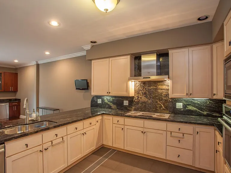876 Castro St — Photo 13
