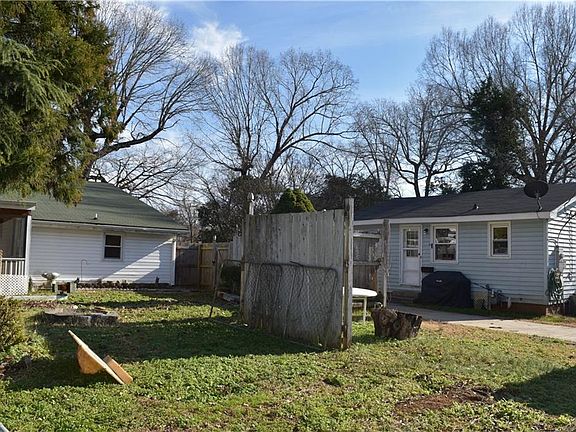 4th image of 2833 Maple Ave