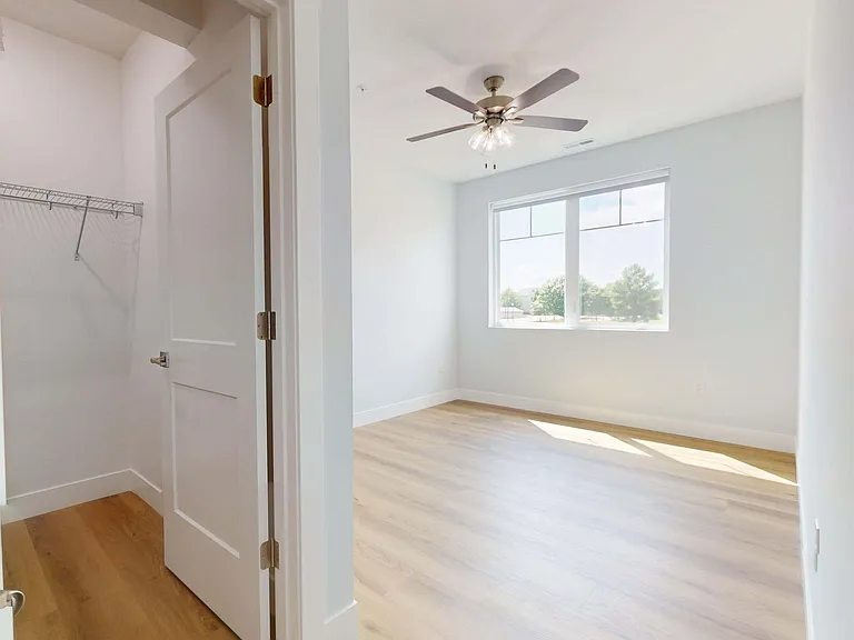 2414 N Neil St — Photo 25