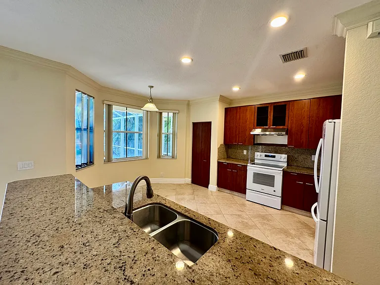 898 Tulip Cir — Photo 12