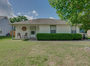 1224 E Chambers St, Cleburne, TX 76031