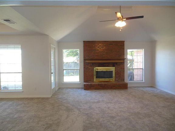 3rd image of 516 Highland Oaks Dr