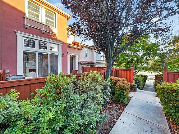 3rd image of 318 Vista Roma Way