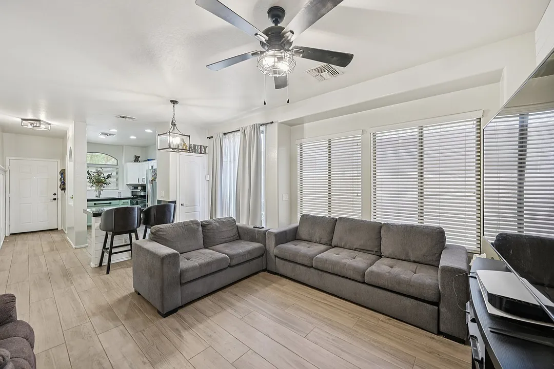 Bright 3-Bedroom Home in Gated Mesa, AZ Community — Photo 1
